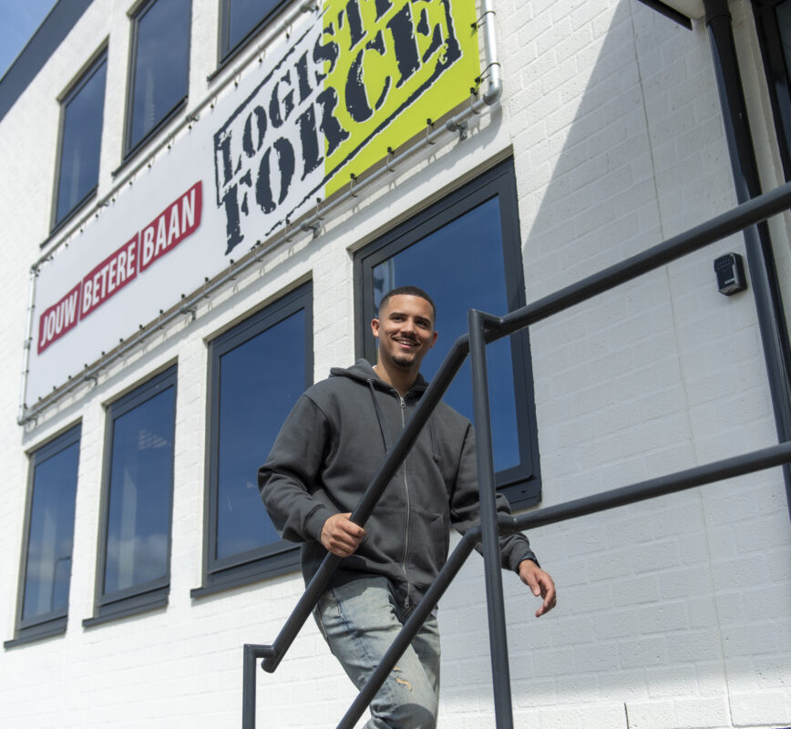 Man loopt op trap bij Logistic Force
