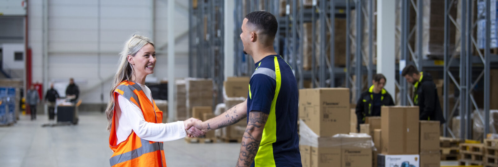 Handshake werknemer en leidinggevende