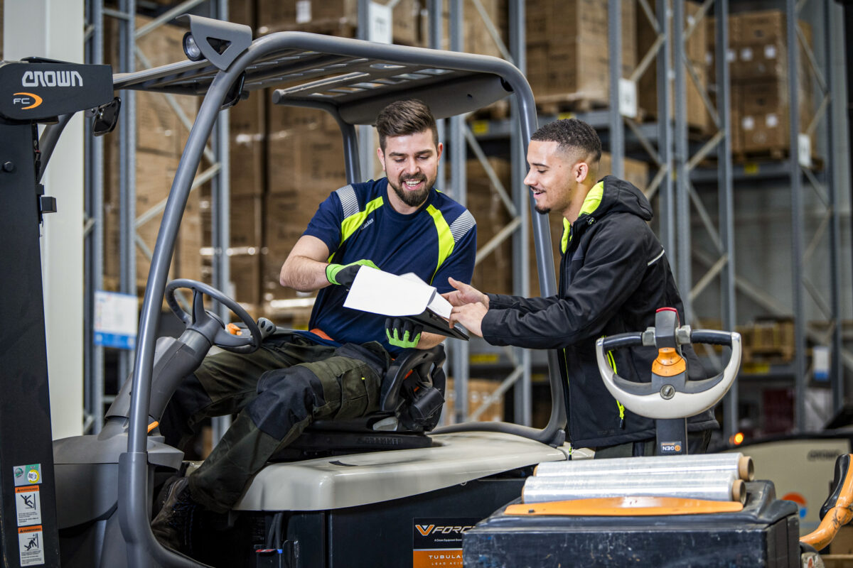 2 mannen op heftruck en ept