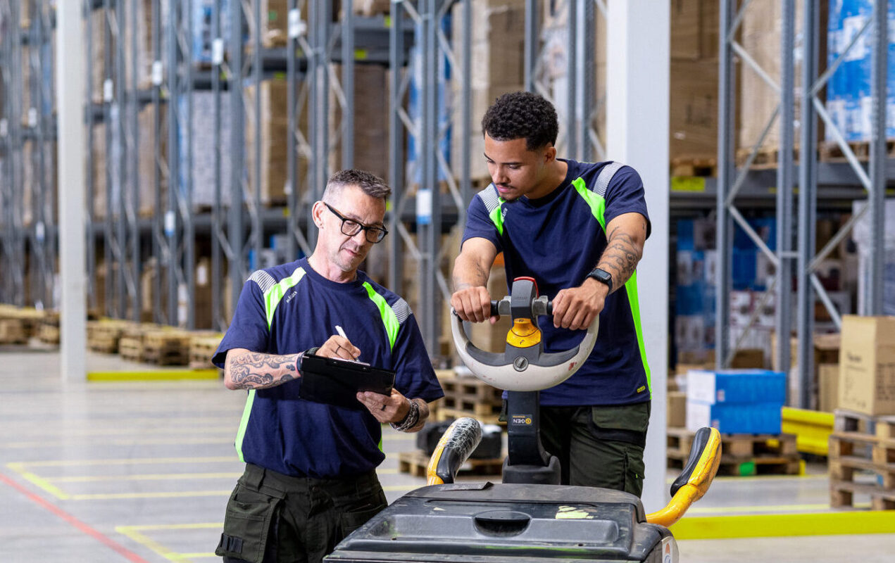 2 mannen bij ept magazijn