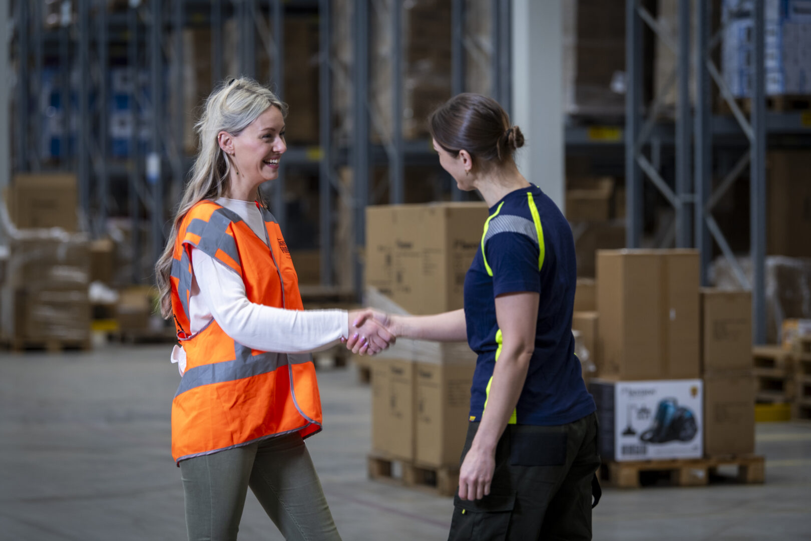 2 vrouwen handshake warehouse